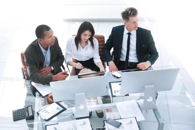 Diretor industrial analisando relatórios financeiros de BPO em tablet na fábrica - Grik Contabilidade Castro PR Diretor industrial analisando relatórios financeiros de BPO em tablet na fábrica - Grik Contabilidade Castro PR