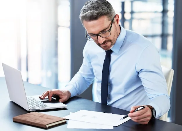 Empresário analisando planejamento tributário e IRPF 2026 - Grik Contabilidade Empresário analisando planejamento tributário e IRPF 2026 - Grik Contabilidade