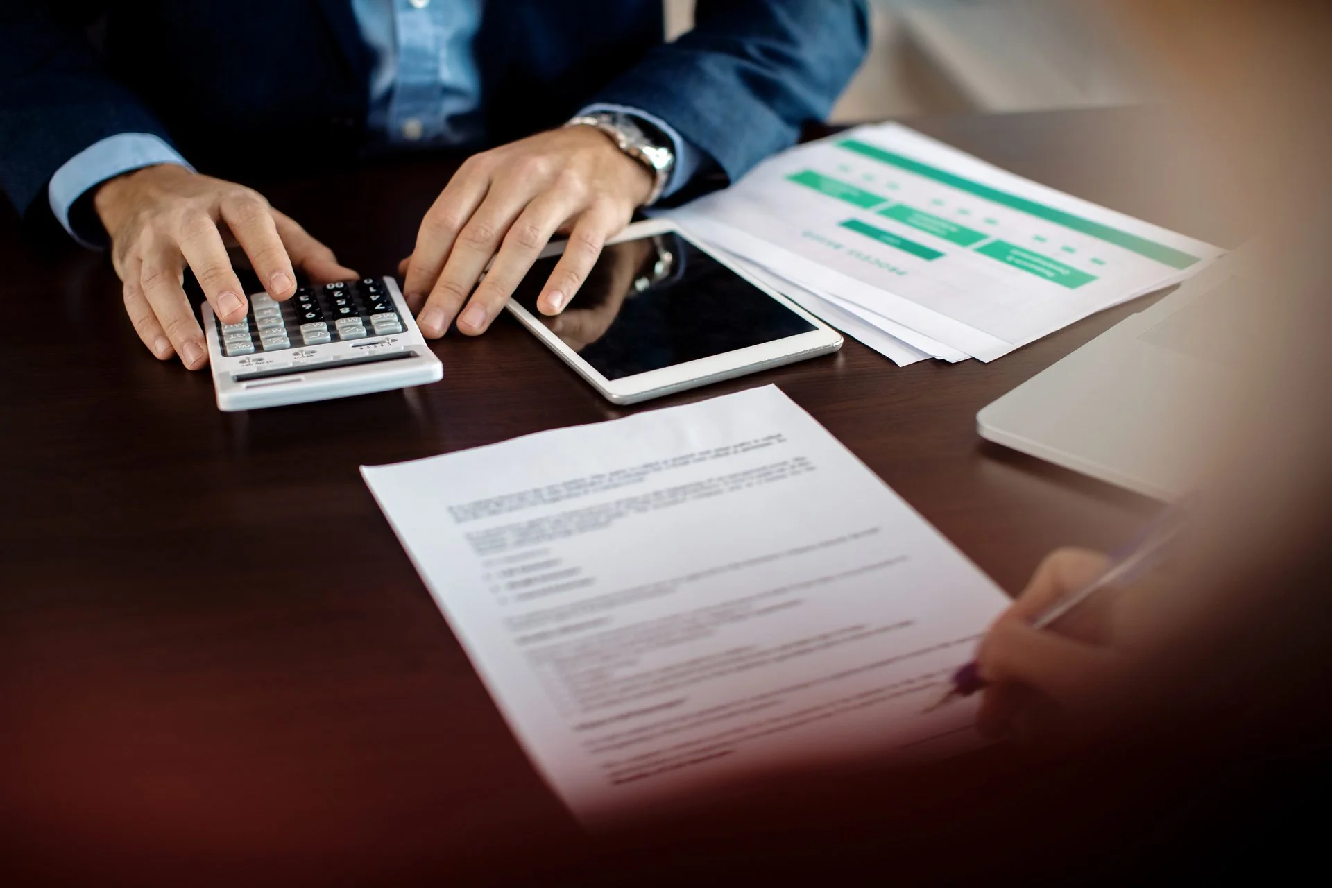 Contador analisando impacto do imposto seletivo em relatórios financeiros - Grik Contabilidade Contador analisando impacto do imposto seletivo em relatórios financeiros - Grik Contabilidade