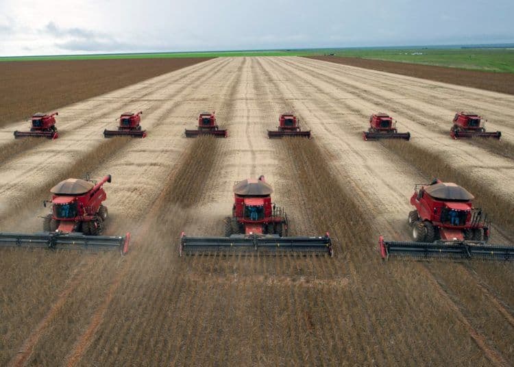 Frota de colheitadeiras em lavoura dos Campos Gerais - Contabilidade para o Agronegócio