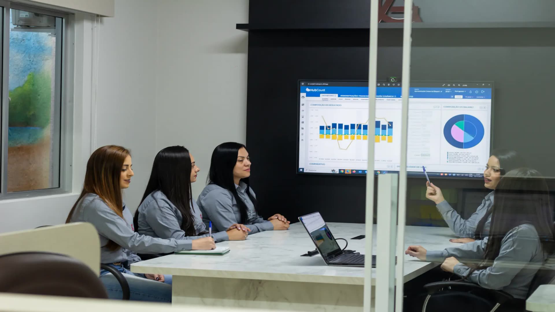 Sala de reunião Grik Contabilidade - Equipe profissional em planejamento tributário