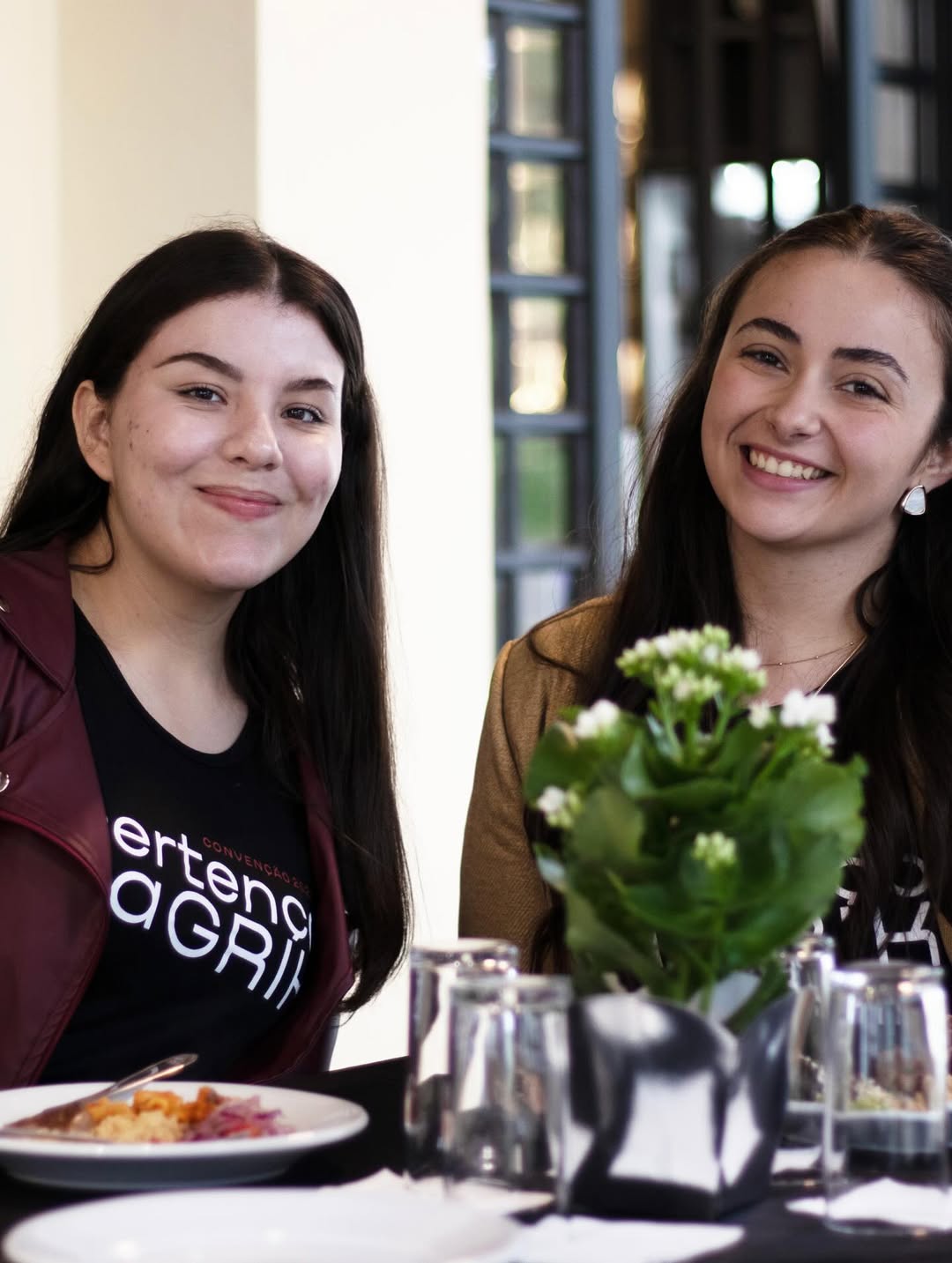 Equipe Grik - Duas mulheres sorrindo em evento