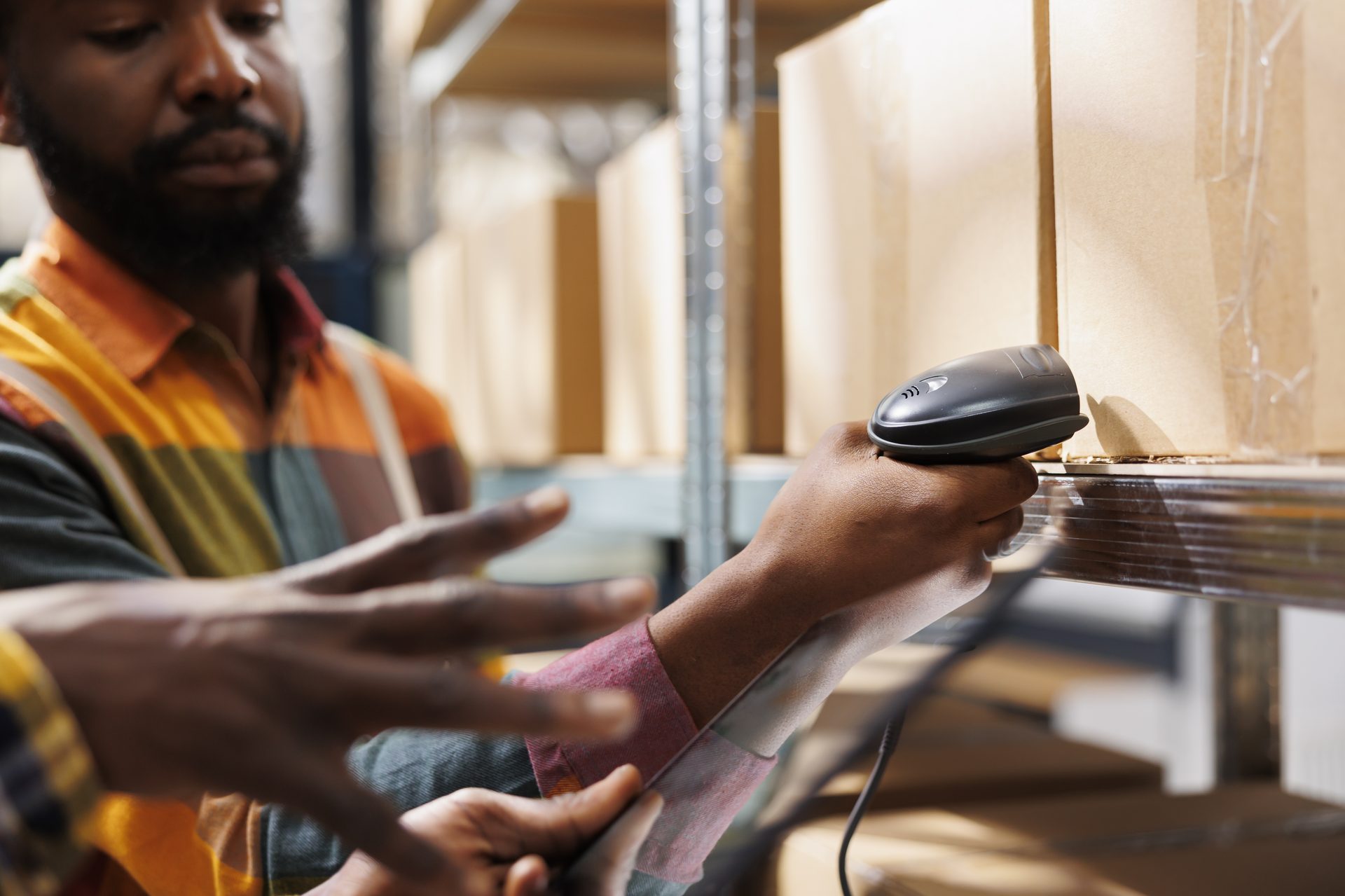 Operador de armazém industrial com leitor de código de barras controlando estoque para o Bloco K — Grik Contabilidade Castro PR