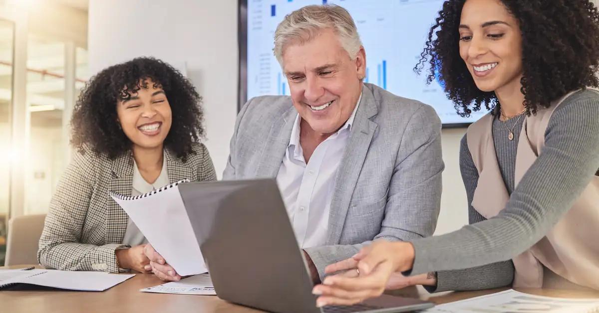 Equipe de contabilidade especializada em cooperativas de crédito reunida em assembleia nos Campos Gerais — Grik Contabilidade Castro PR
