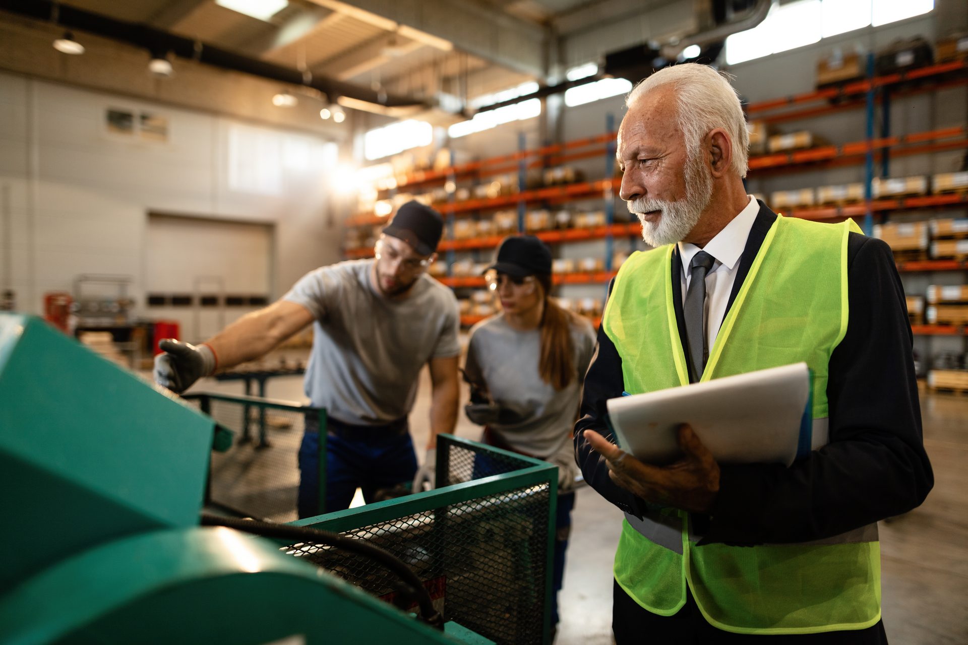 Gestor industrial analisando estoque com tablet em centro de distribuição — Grik Contabilidade