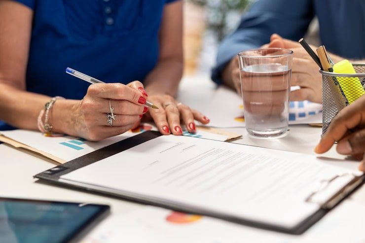 Diretores de cooperativa em reunião de assembleia discutindo destinação de sobras e FATES — Grik Contabilidade Castro PR