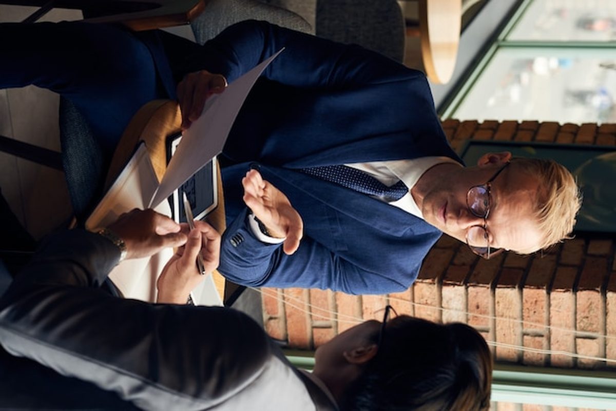 Diretores de cooperativa revisando documentação de atos cooperativos e não cooperativos — Grik Contabilidade Castro PR