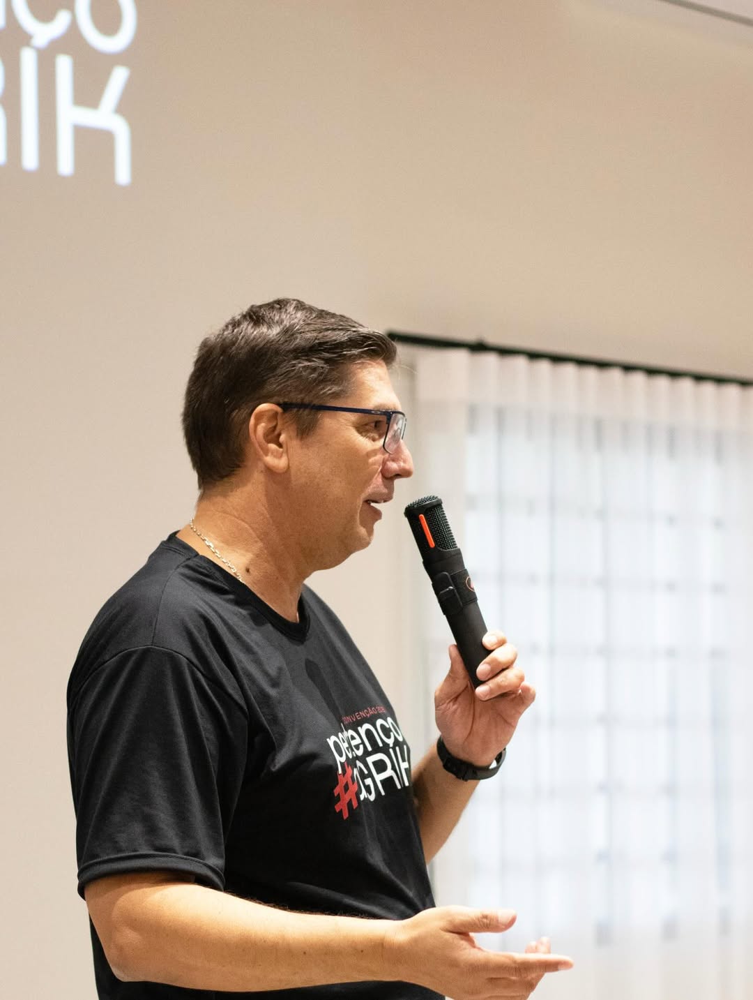 Equipe Grik - Homem palestrando para audiência