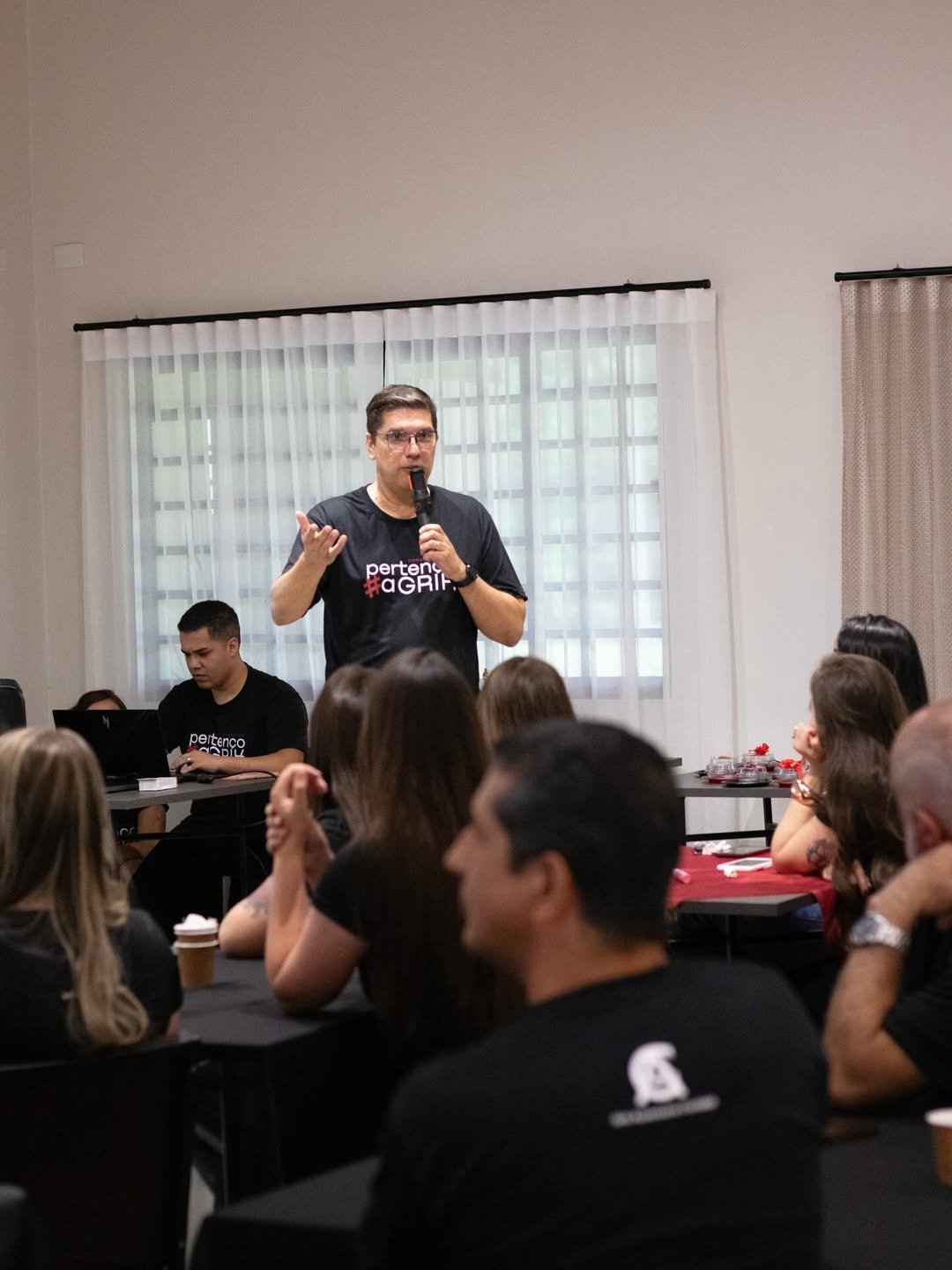 Equipe Grik - Palestrante com audiência atenta
